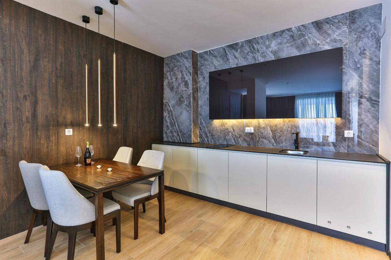 Green Stone Apartments Hotel Рафаиловичи Екстериор снимка
