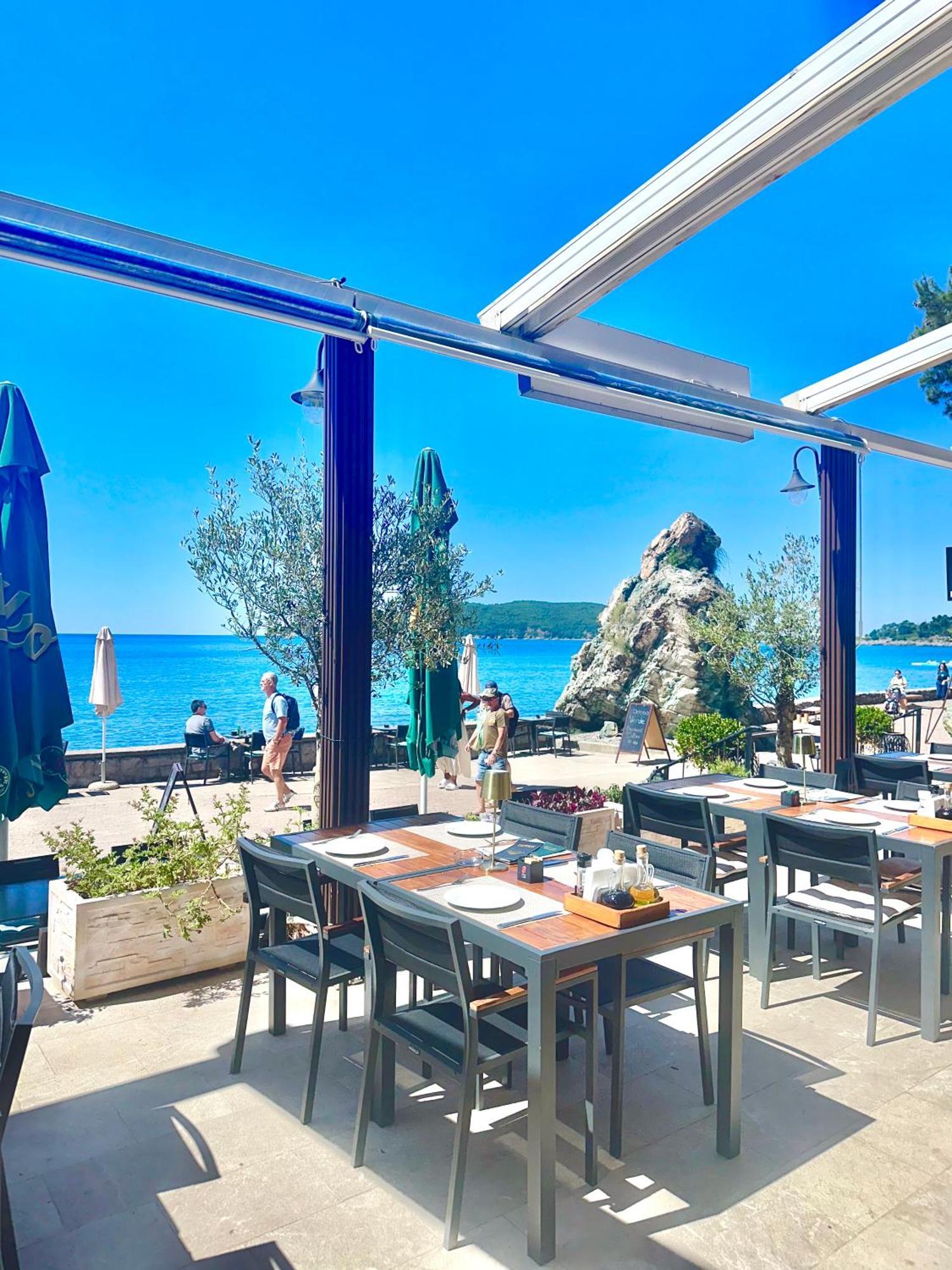 Green Stone Apartments Hotel Рафаиловичи Екстериор снимка